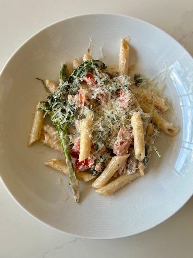 Pasta con Veggies y queso crema receta