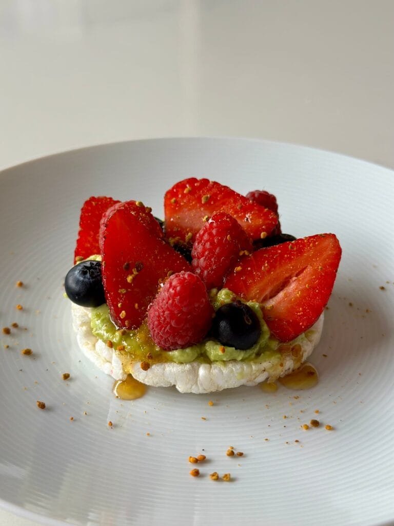 Tostada de arroz con guacamole y berries receta