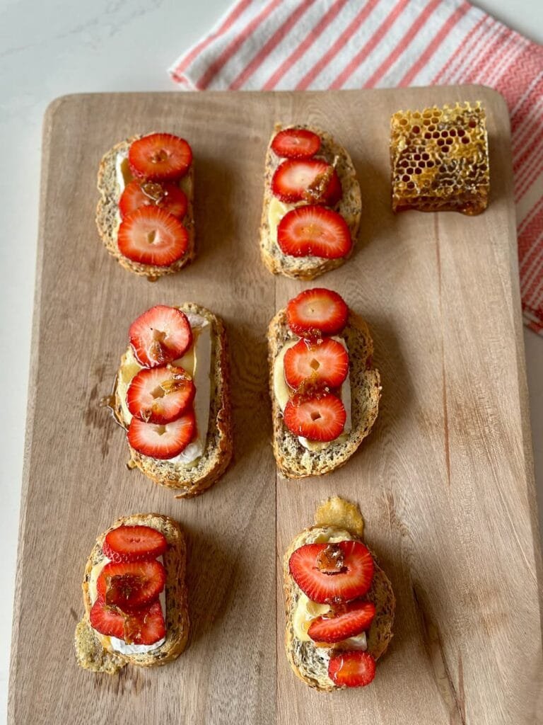 Tostadas con queso brie, fresas y panal de abejas receta